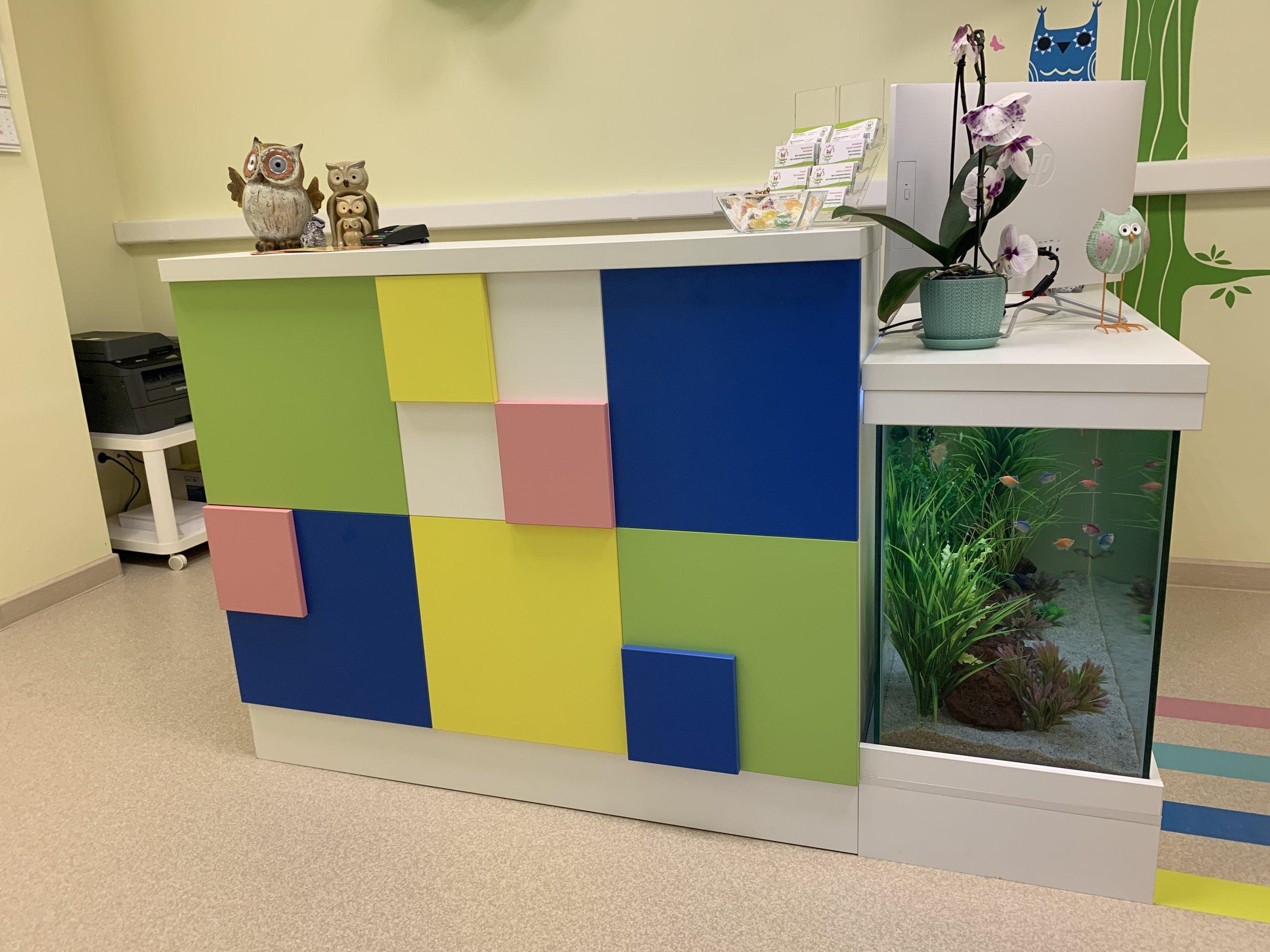 Ресепшн для детской стоматологии со встроенным аквариумом